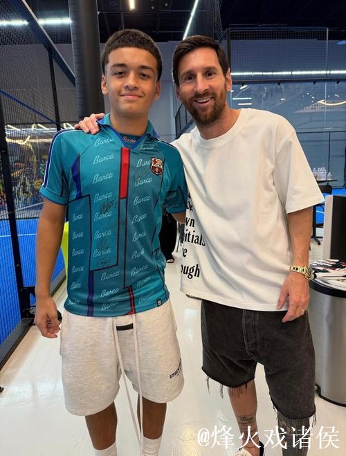 梅西与球迷互动 梅西与球迷互动